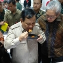 Menhan Prabowo Lahap Cicipi Ransum Tentara Menhan Prabowo Lahap Cicipi Ransum Tentara